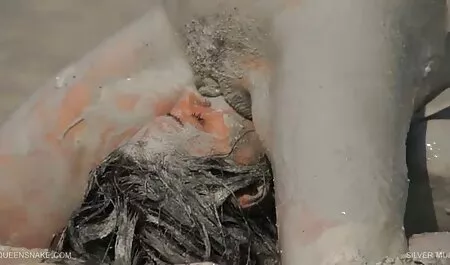 Fata își scoate chiloții roz și face sex cu un tip filmexxx cu batrani pe podea.