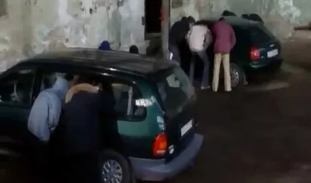 Omul rus arată o dubă de clasă filmexxx cu femei mature de master.