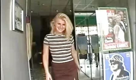 Frumusețea filmexxx cu viol Megan Ploaie plimbări în jurul orașului în căutarea pentru un penis mare