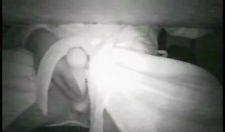 A început să mestece o fată adormită, iar ea se trezește filmexxx cu zoofili și continuă