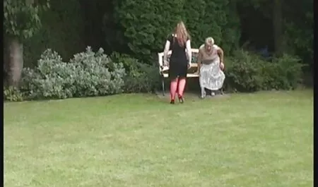 Sânii mici ai blondei nu l-au împiedicat să seducă un bărbat frumos. filmexxx cu batrini