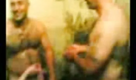 Chelnerul s-a distrat de filmexxx mature ferma colectivă și s-a umplut cu spermă.