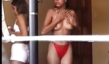 Un bărbat oferă filmexxx cu mame vitrege însoțit de două prostituate