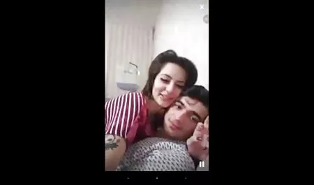 Această frumusețe tânără îi place să toast filmexxx cu mature si tineri