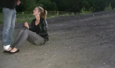 Trei curve vin la petrecerea porno. filmexxx cu femei cu pula