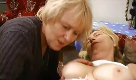 Un bărbat filmexxx mature dă sperma aruncata pe fata ea iubește