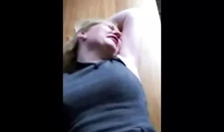 Profesorul din filmexxx an grup imagine lucrează cu o gură rece.