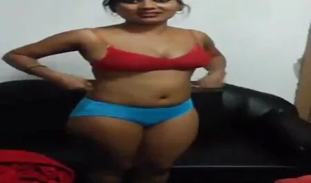 Tânăra dă filmexxx cu anal lecții de sex bunicului ei.