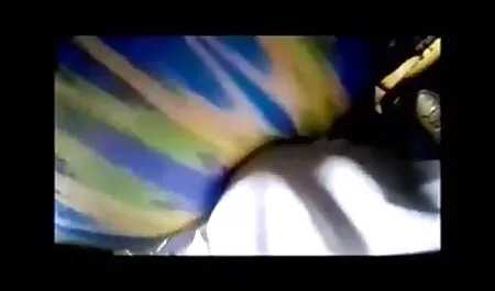 O tânără fată filmexxx cumame cu un membru în fund