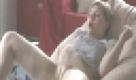 Tânărul s-a jucat cu vaginul unui student supărat. filmexxx in grup
