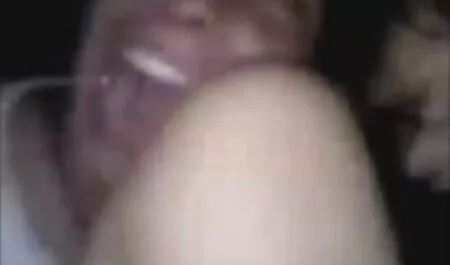 Iubitor care umple accidental sperma femeii cu o filmexxx cu amatori fantă în vagin.