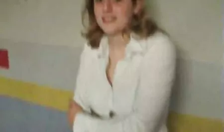 Fata filmexxx cu femei grase iubește penisurile și alte obiecte din gaură.