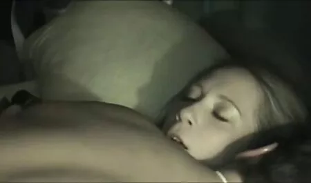 Fata se pregătește să întâlnească un bărbat. filmexxx cu virgine