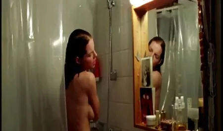 O femeie tânără matură seduce un cuplu tânăr pentru un filmexxx cu negrii threesome.