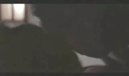 Fată atrăgătoare încadrată filmexxx cu gravide vagin în partea de jos a unui penis mare