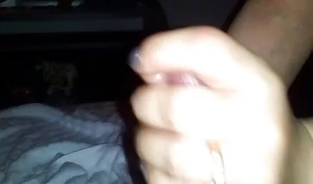 Omul alb-negru filmexxx cu caini invită studenții care sunt frumoși la o orgie.