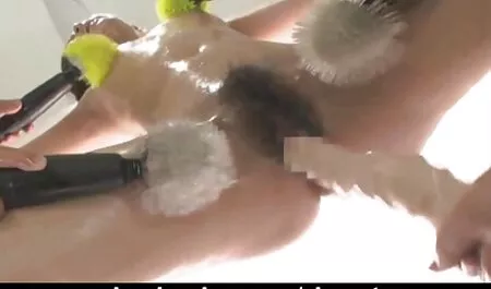 Bărbatul a avut norocul să filmexxx cu soacre se fută cu două femei frumoase.