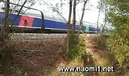 Cei filmexxx cu soacre nou-născuți încep să înregistreze videoclipul și să-i încălzească.