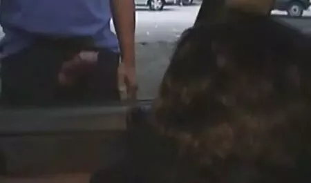 Blonda este filmexxx cu mature ca sportul și partenerii atractivi
