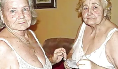 Cei nou-născuți adoră să folosească jucării pentru glume în filmexxx animale sex.