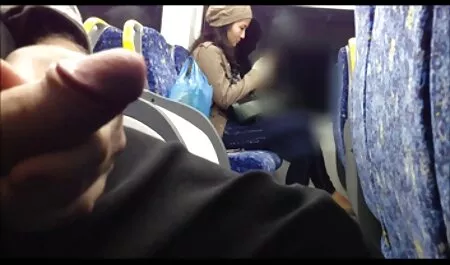 Blonda a înmânat un șofer filmexxx onlain de taxi pe bancheta din spate.