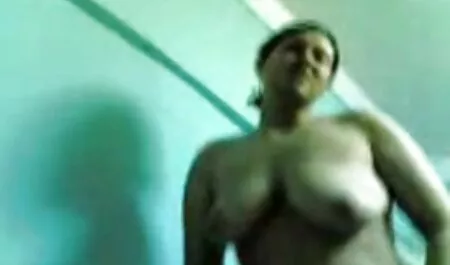 O tânără filmexxx cu mamici fată care are un orgasm după o lungă anal împerechere