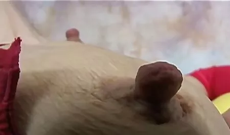 Bărbați musculoși care filmexxx cu blonde plantează o femeie matură pe pula lui.