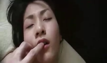 Predați-vă iubitului dvs. în cele filmexxx cu femei maritate trei găuri din fața camerei video.