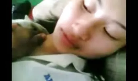 Joacă sex filmexxx o bruneta cu animale sălbatice