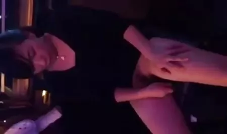 Blonda în rochie filmexxx cu negrese arată picioarele ei pe stradă