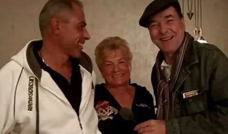 Moka Mora sexy s-a dat între pâine unui bărbat care s-a trezit filmexxx gay