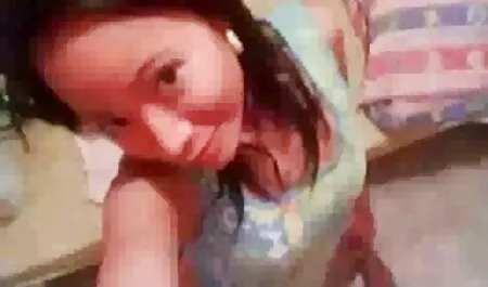 Roșcata filmexxx cu profesoare arată cum se masturbează.