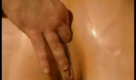 Incendiar bruneta bruneta subțire pe o femeie remarcabilă filmexxx online