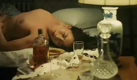 Doctorul curăță găurile pentru cele două femei filmexxx cu indience modelate.